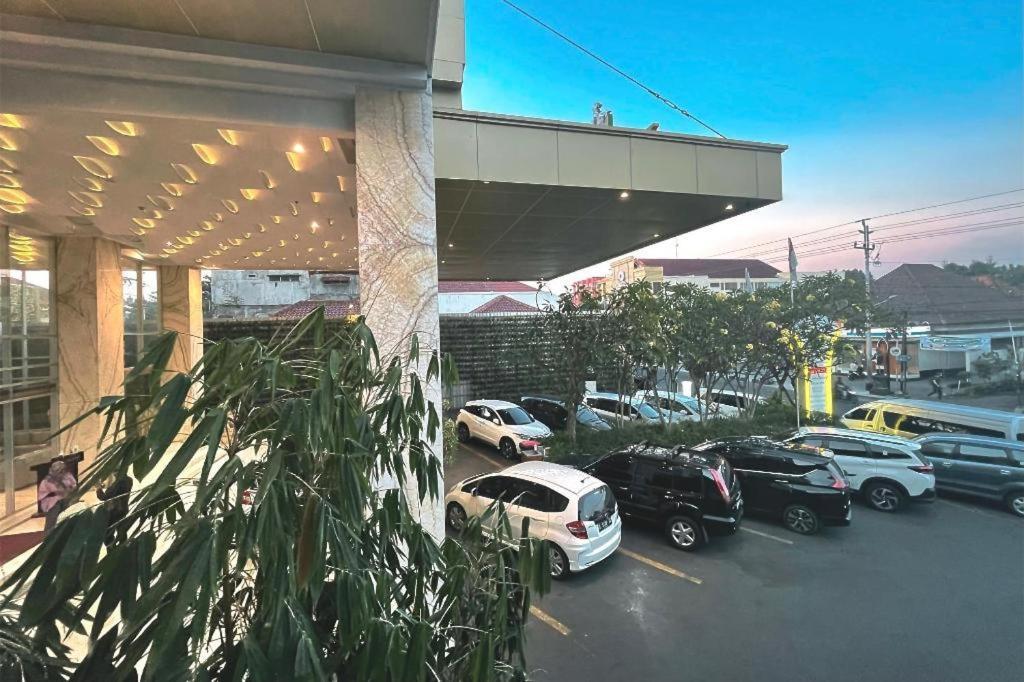 Kj Hotel Джокьякарта Экстерьер фото